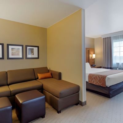 King Suite with Hot Tub-Non-Smoking Comfort Suites Burlington Promo Code