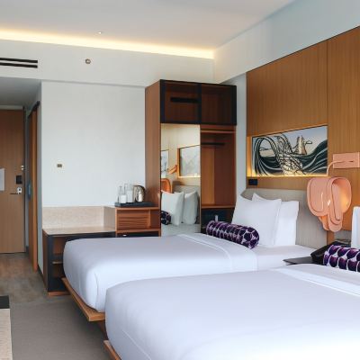 Aloft Twin Room with  Pool Access