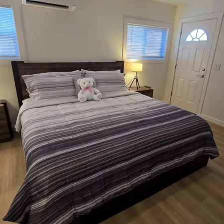 Cozy small home one bedroom Отели в г. Грешам