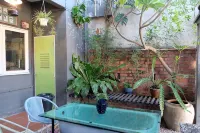 Knocknock70s Home Courtyard Garden, Jonker Parking Hotel di 