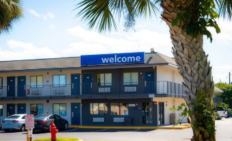 Motel 6 Lantana, FL - Housity
