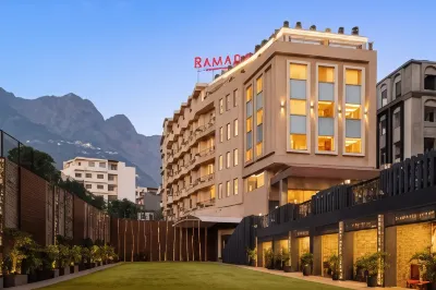 Ramada by Wyndham Katra Station Road Отели в г. 