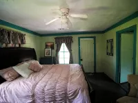 Old Fashioned 1930s Country Cottage Retreat in Plantersville - Near TX Ren Fest Hoteles en Condado de Grimes