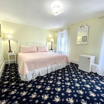 Deluxe Double Room Quaker Inn Promo Code