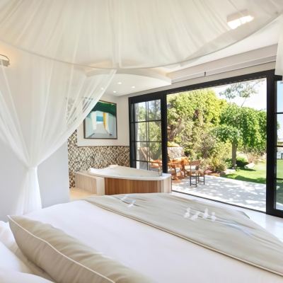 Jacuzzi Suite with Garden View