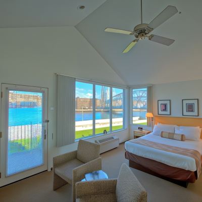 Junior Suite, 1 Queen Bed, Hot Tub, Canal View