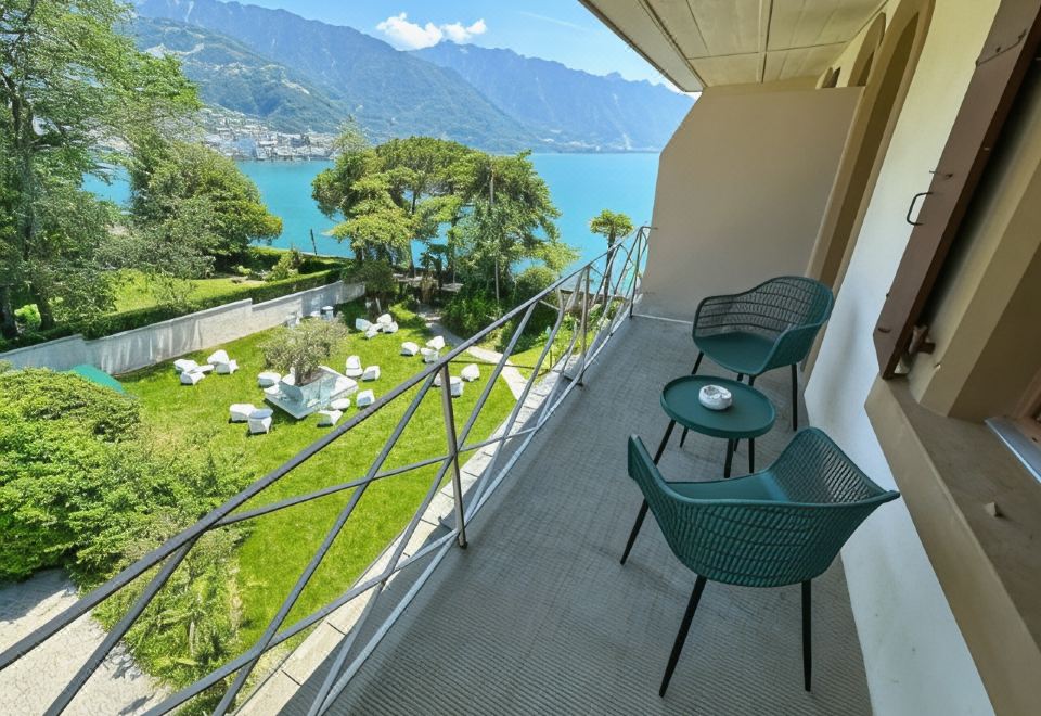 標準房帶陽臺，花園和湖景