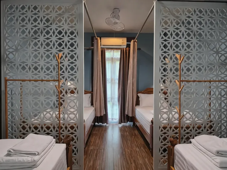 เตียงในหอพักรวมชายหญิง 4 เตียง