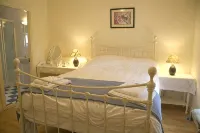 Relax in traditional farmhouse cottage perfect for touring South & West Ireland. Hotele w: 