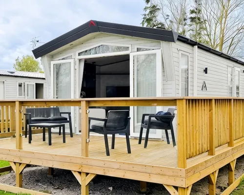 Luxury Lakeside Lodge - Fishing Lake - Pet Friendly - 5 Miles From Flamingo Land マルトンのホテル