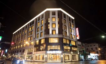 Inn by the Village - Housity