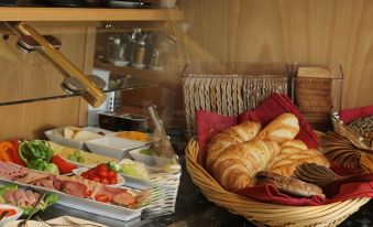 Hotel Lindenkrug - Housity
