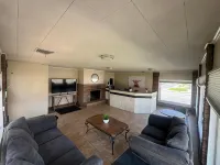 Mac's Motel