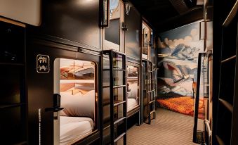 Capsule Hotel - Alpine Garden Zurich Airport