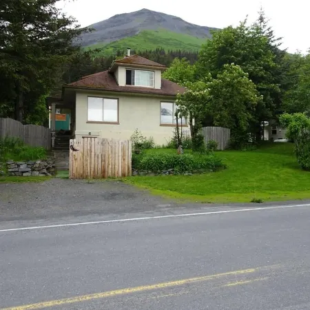 Sleeps 6. Suite - historical home