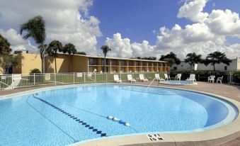 Howard Johnson by Wyndham Winter Haven FL - Housity