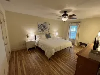 Spacious Lakehouse, Arcade Games, Huge Flat Yard, Premium Linens Included!