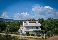 Modern Private Villa Bonaventura with Pool & Jacuzzi & BBQ for Families & Groups Near Split
