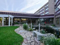 Causeway Bay Hotel Hotel di Lansing