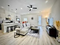 Colorful dining in quiet cozy home near downtown Hotele w: 