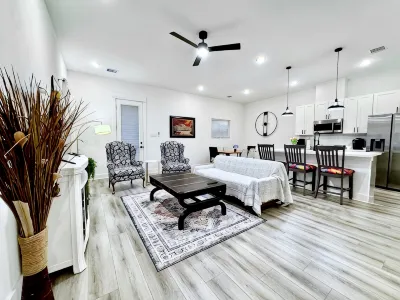 Quiet stylish home close to downtown and airport Hotele w: 