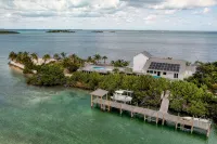 Waterfront 4-Bedroom Home on Private Peninsula w/ Private Dock! โรงแรมใน
