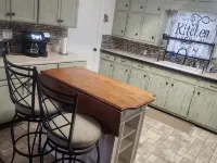 Charming 3-bedroom house with 65in smart tv, Wifi, and central heat/air in town! Hotels in Izard County