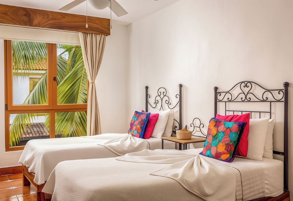 帶陽台、小廚房和泳池景的兩卧室主套房