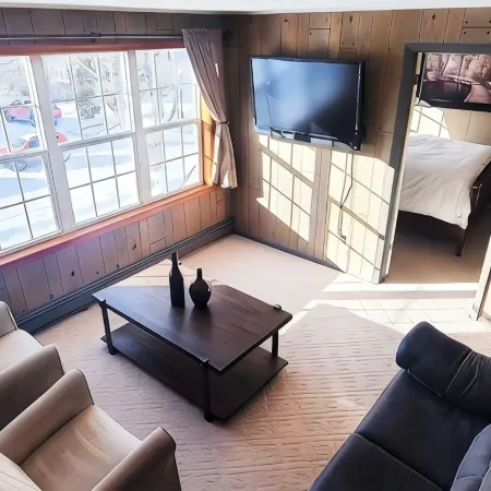 Cozy & Clean Loft Near Lake Michigan – Ideal for Work & Play! Отели в г. Эсканаба