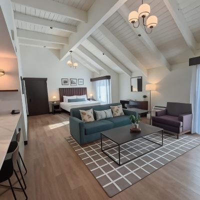 1 King Bed Suite, Garden View, Wet Bar, Non-Smoking Bay Valley Resort & Conference Centre Promo Code