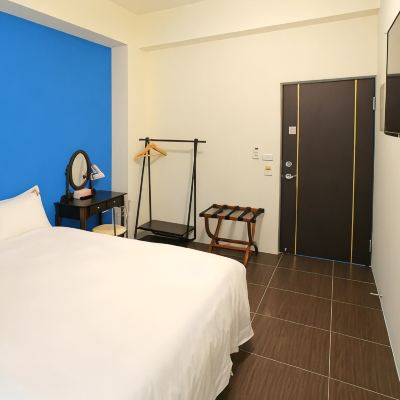 雙人間 - 帶陽台 輕旅村-陽光輕旅（電梯民宿）優惠