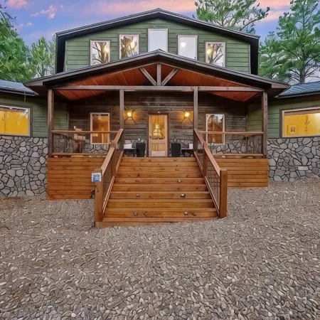 Luxury Cabin with Rustic Charm and Modern Amenities in Broken Bow, Oklahoma. Отели в г. Брокен Боу