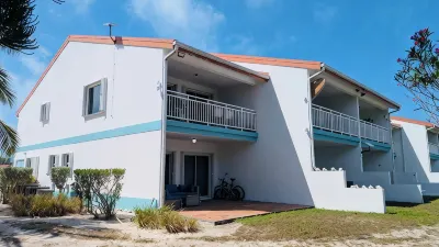 Stunning Marina-Front Townhome in South Bimini: Steps to pristine beaches Hotels in 