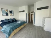 2 min Walk from Beach Luxury Waterfront Villa South Finger Jolly Harbour のホテル