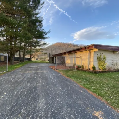 Morning View Ranch- Red River Gorge- Indoor Pool open March-Nov. Pet friendly.