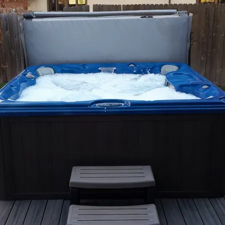 Summer Escape or Winter Wonderland. Private Hottub, 1 mi from downtown Whitefish