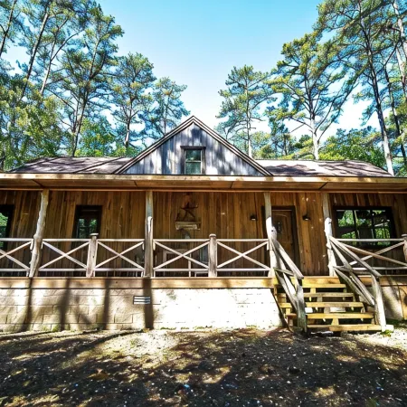 Crazy Horse is a Charming Hochatown Cabin with All the Amenities. Отели в г. Брокен Боу
