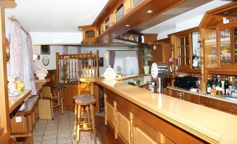 Hotel- Restaurant Zum Kleinen Konig - Housity
