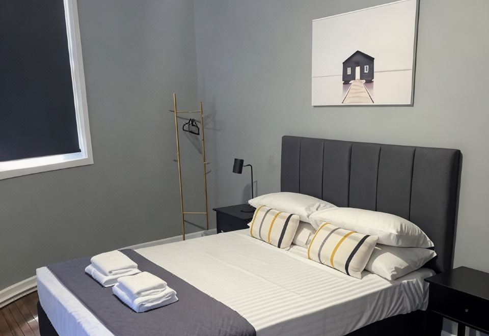 大床房共享阳台，共用浴室