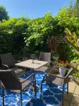 Bradstone Garden Retreat with Own Entrance