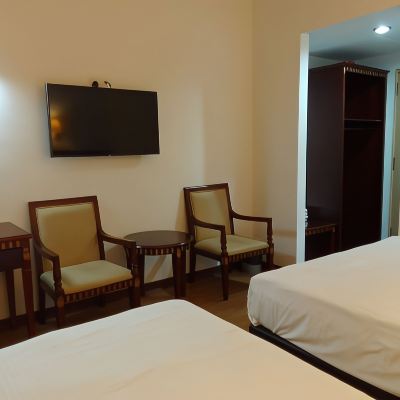 Bilik Deluxe Bertiga Kupon OYO 90464 Borneo Suites Hotel