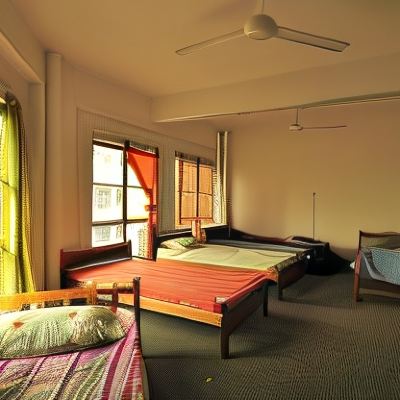 bilik dengan kipas dan bilik mandi berkongsi(katil double) Kupon Le Village Malacca Guest House