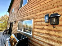 Ski in/Ski Out Cabin. 5 Bedrooms. 4 King Beds. Bunk Room. Fast WiFi. Sleeps 25+