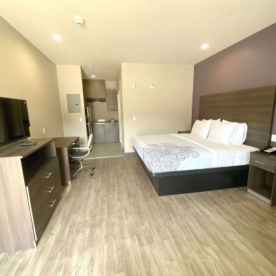 Suite-1 King Bed, Non-Smoking, Flat Screen Television, Full Kitchen, Dining Table, High Speed Internet Access