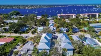 2Br First Floor. Walk to Downtown Stuart and Walk Riverfront Park.