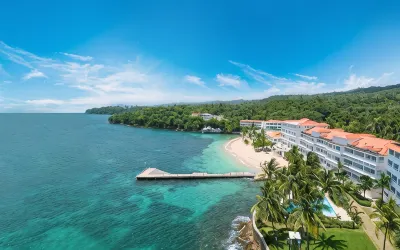 Couples Tower Isle Hotele w: 