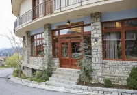 To Balkoni Tis Agorianis