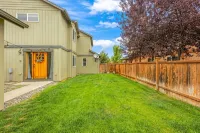 Downtown Sisters Suite - HOT TUB - Dog Friendly