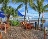 2Br First Floor. Walk to Downtown Stuart and Walk Riverfront Park.