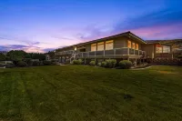 Wenatchee Mansion. 6500 sqft, pool, hot tub, 7 BR, theater, billiards and more! Hotele w: 